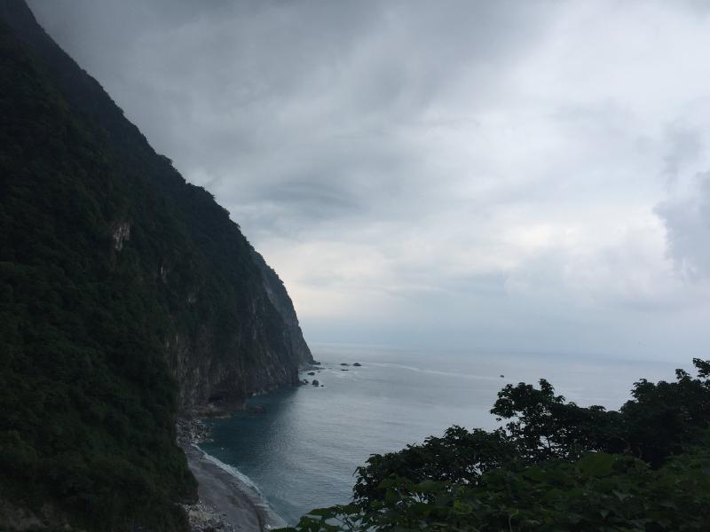 云层很低。山崖直落海面，崖脚一条白浪，卵石滩上没有人。